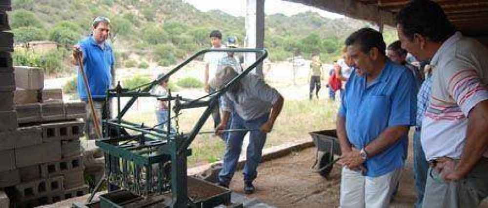 El gobernador entreg� viviendas e insumos para emprendimiento La Salana