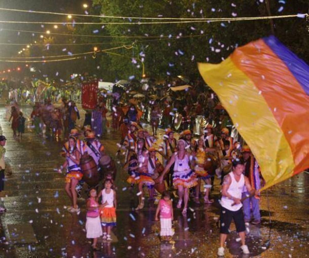 A pesar de la lluvia, el �Corso Central� en Plaza Rocha fue una fiesta