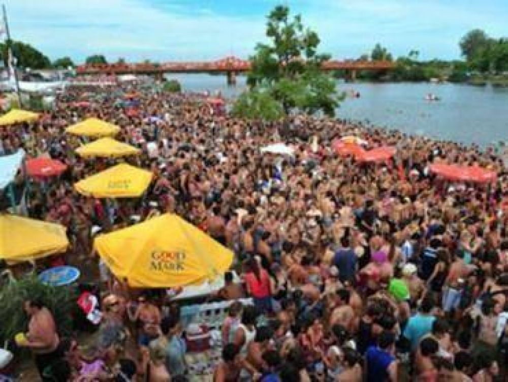 Por el r�cord tur�stico en Gualeguaych�, instalan carpas hasta en zona de paseos