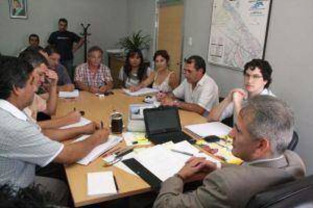 En medio de las advertencias de los gremios, el gobierno busca asegurar el normal inicio de las clases