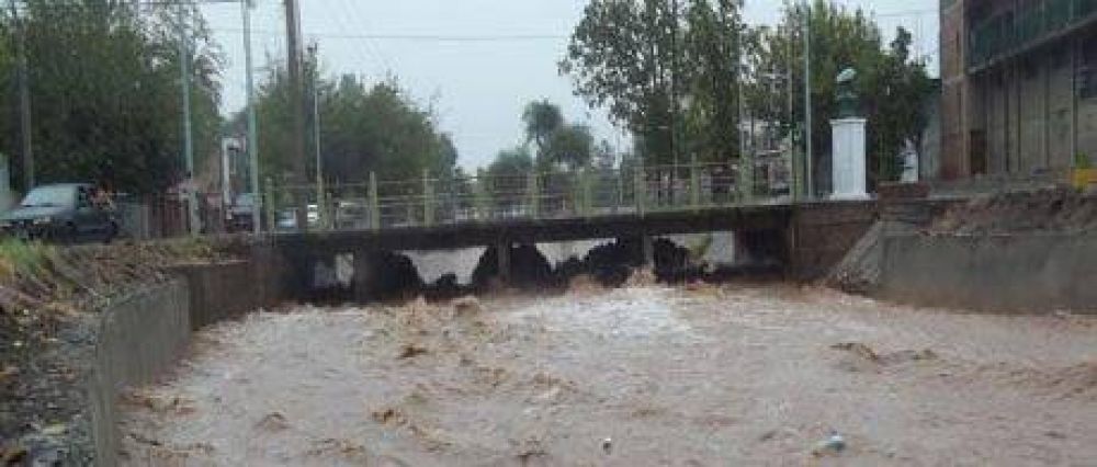 Colpsaron los desag�es pluviales en la capital