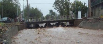 Colpsaron los desag�es pluviales en la capital