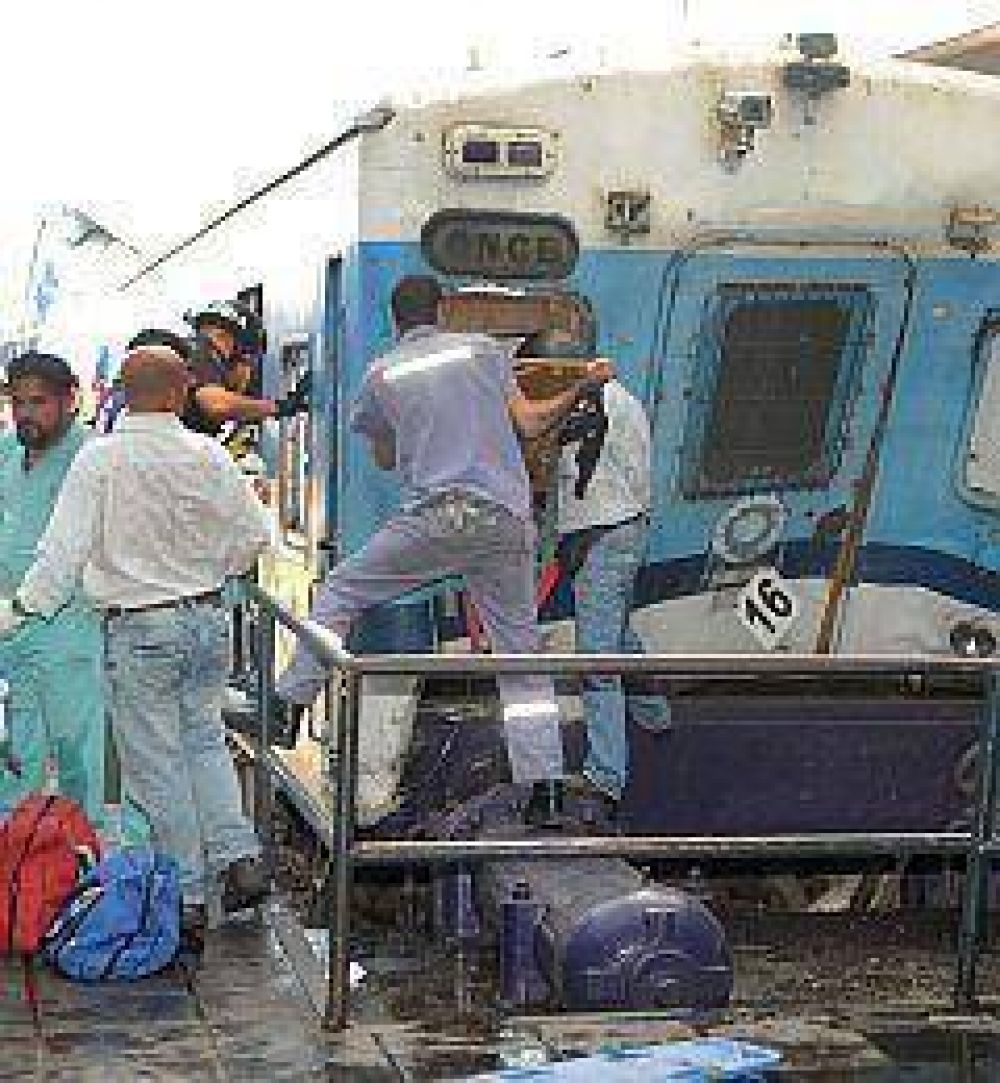Choc� un tren en Once: hay 340 heridos, 60 pasajeros atrapados y se temen muertos