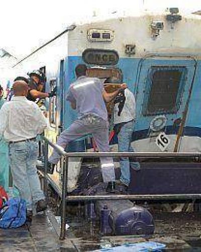 Choc� un tren en Once: hay 340 heridos, 60 pasajeros atrapados y se temen muertos