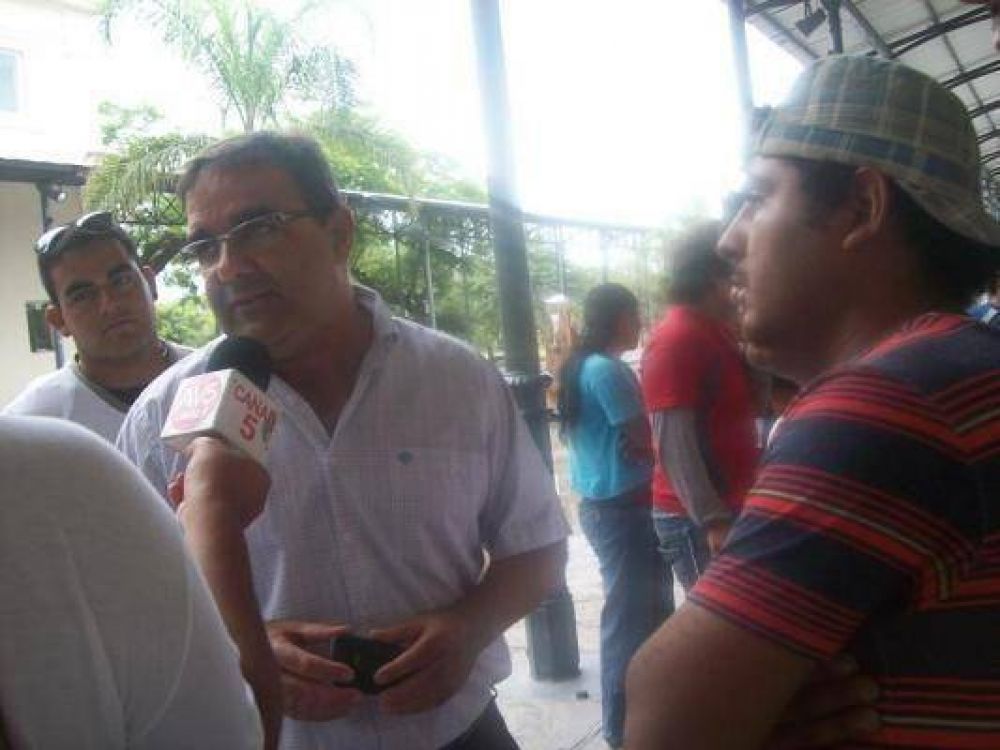 Jalil dialog� con un grupo de manifestantes