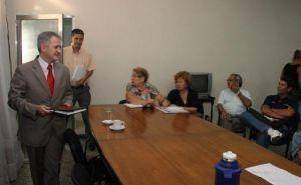 El gobierno presenta hoy la oferta salarial y los gremios definen si inician las clases
