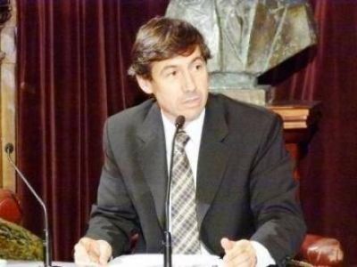 Naidenoff pide rescindir contratos que incumplen sus obligaciones