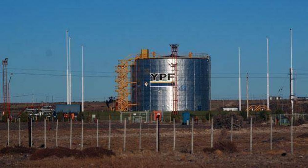 Mientras la ciudad est� 45 d�as sin agua, YPF gasta 15 millones de litros por d�a en el proceso de recuperaci�n de pozos