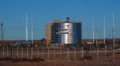 Mientras la ciudad est� 45 d�as sin agua, YPF gasta 15 millones de litros por d�a en el proceso de recuperaci�n de pozos