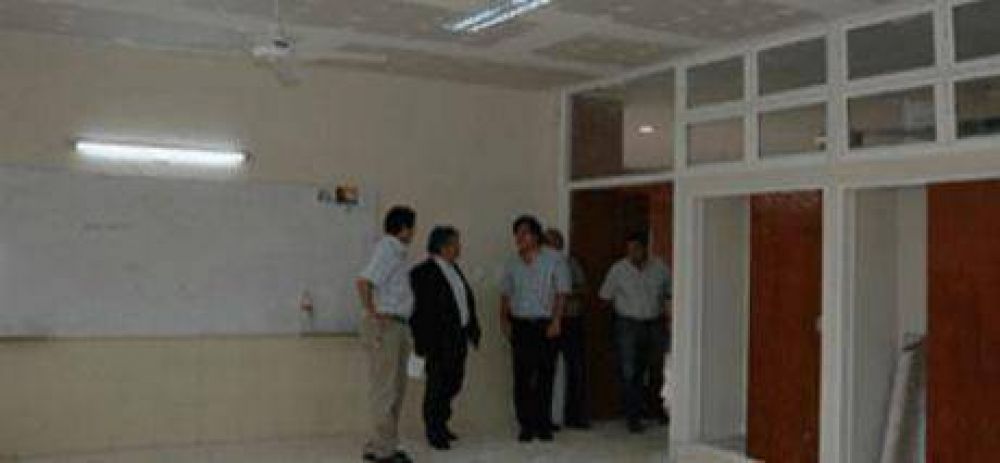 El Ministro Bosetti constat� los arreglos en el edificio de los profesorados