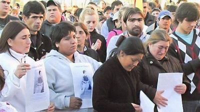 Masiva movilizaci�n en Deseado por la muerte de un estibador en el Hospital