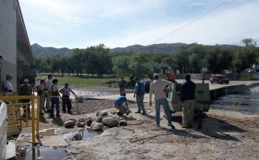 Tras las fuertes crecientes reparan el puente vado en Cosqu�n