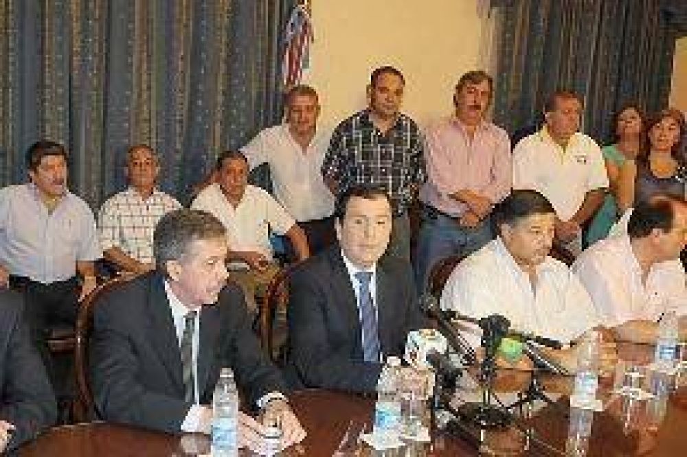 Zamora anunci� un 19,7% de aumento salarial para docentes y empleados p�blicos a partir de marzo