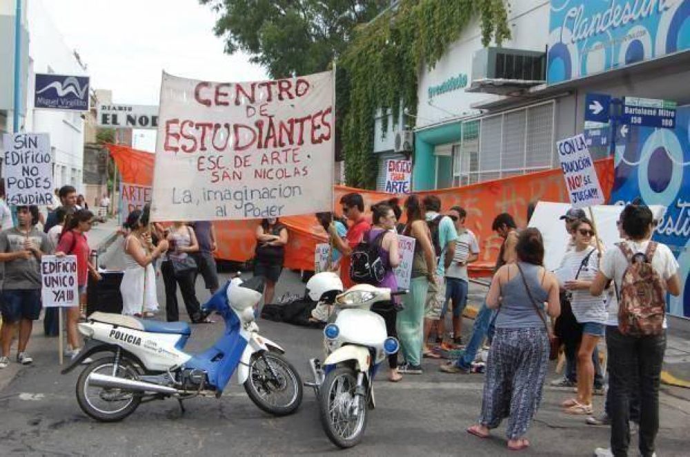 Marcha de la Escuela de Arte por edificio propio