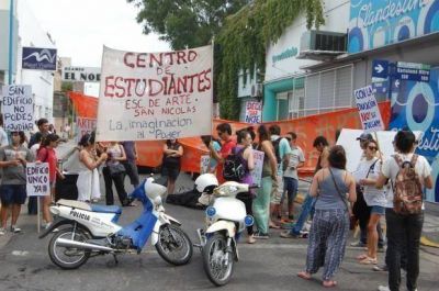 Marcha de la Escuela de Arte por edificio propio