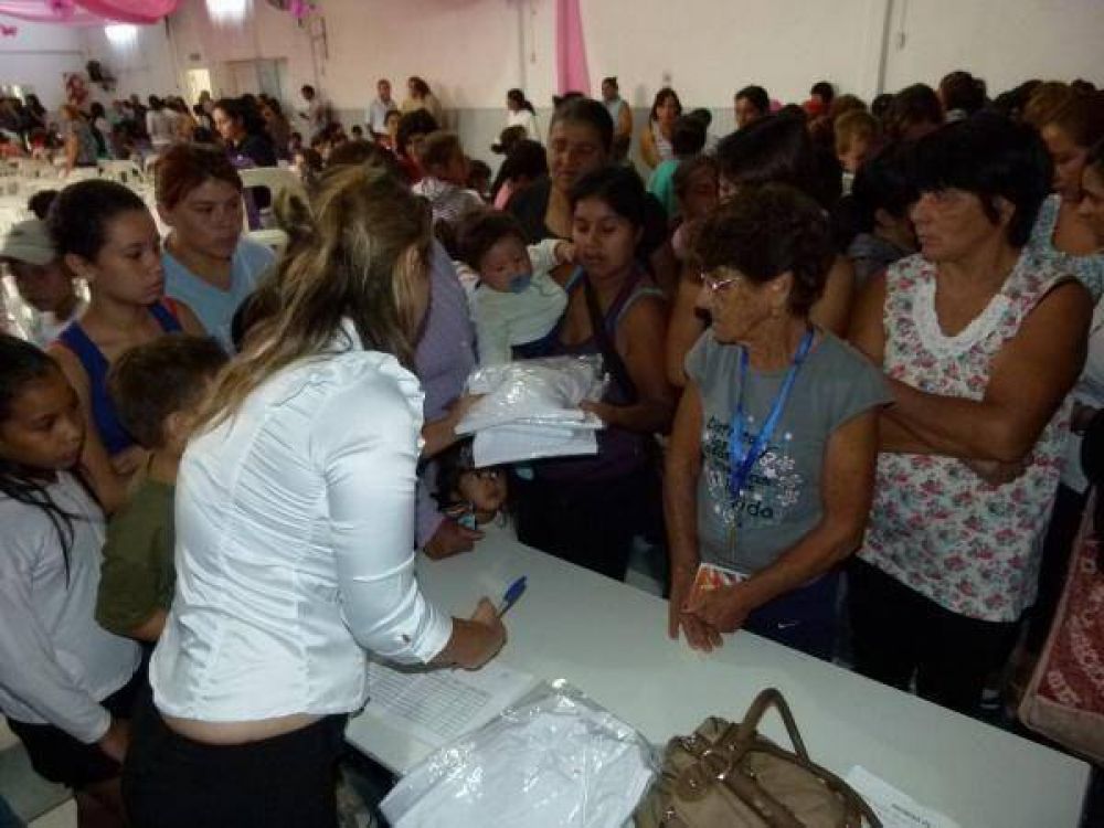 Se entregaron guardapolvos a alumnos en barrio Pitrau