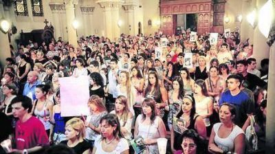 Velas y aplausos eternos en una masiva marcha en honor a Lucas