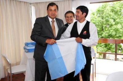 El intendente de Salta Miguel Isa  llam� a vestir la ciudad de celeste y blanco