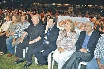 El gobernador particip� en la primera noche del Festival del Artesano