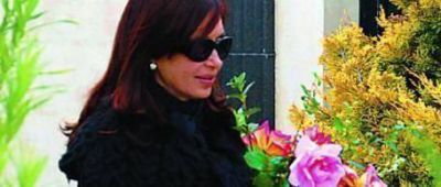 CFK visit� el mausoleo de N�stor, el d�a que hubiera cumplido a�os
