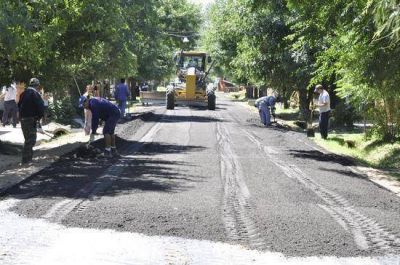 El Municipio realiza obra de pavimento en el barrio Santa Luc�a