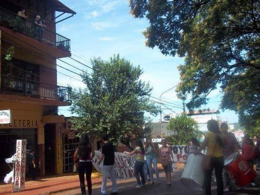 Manifestantes de Ober� acampan frente a la casa de la madre del vicegobernador