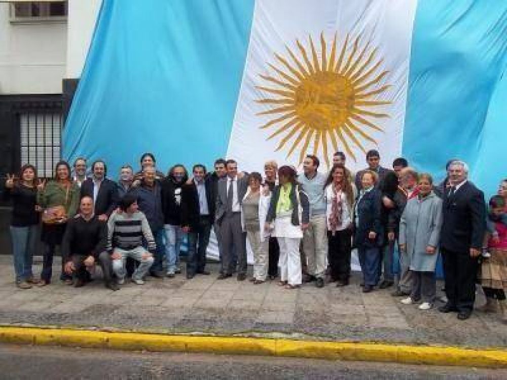 NECOCHEA TIENE LA BANDERA ARGENTINA M�S GRANDE DE LA PROVINCIA