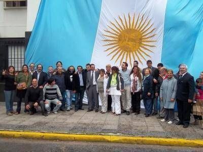 NECOCHEA TIENE LA BANDERA ARGENTINA M�S GRANDE DE LA PROVINCIA