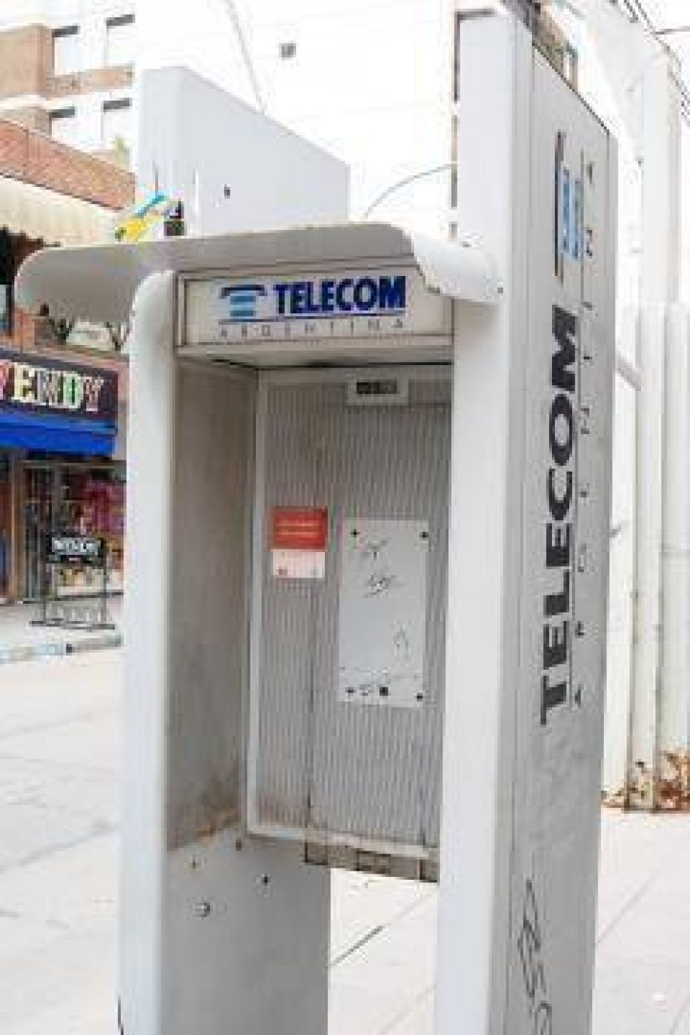 Los tel�fonos p�blicos, en un estado lamentable.