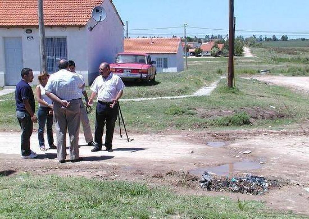 Vecinos del barrio H�roes de Malvinas II expresaron sus quejas a los concejales de Frente por Campana.