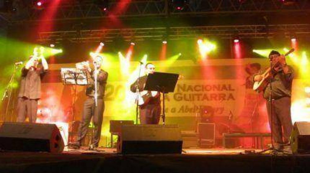 Internos de la Unidad Penal 15 de Bat�n en la Fiesta de la Guitarra