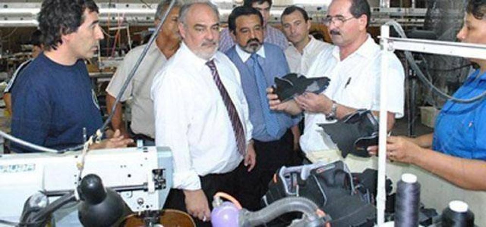 El Gobierno provincial firm� un convenio con UTRASA por 100 mil zapatillas 