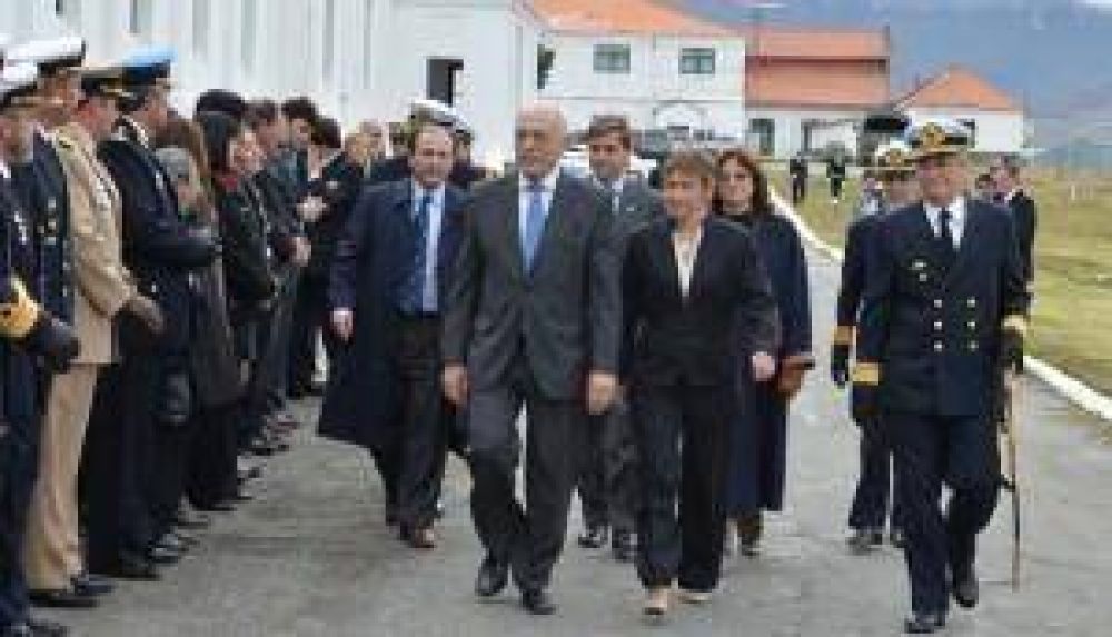 La Gobernadora R�os y el Vicegobernador Crocianelli participaron de la ceremonia de cambio de mando del �rea Naval Austral