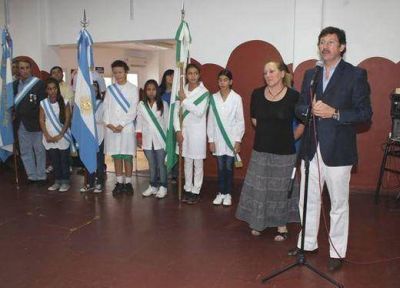 Posse presidi� el acto de inicio de clases en la Escuela Malvinas