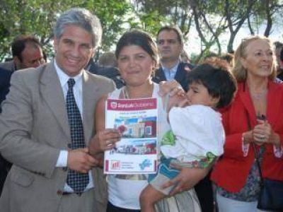 Poggi present� el Plan Solidaridad y entreg� terrenos