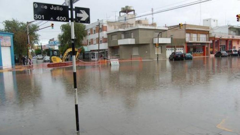 TRELEW: Calles anegadas, comercios inundados fue el saldo que dej� la lluvia