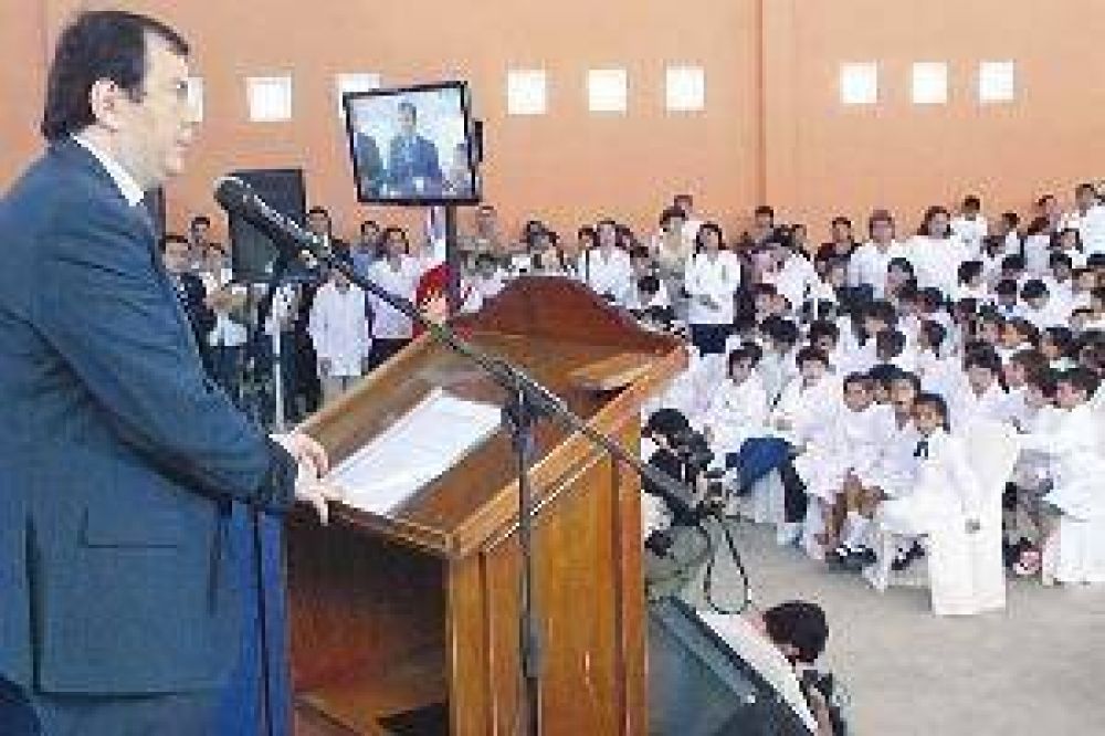Zamora habilit� otra escuela y remarc� que se avanza en la mejora de la calidad educativa