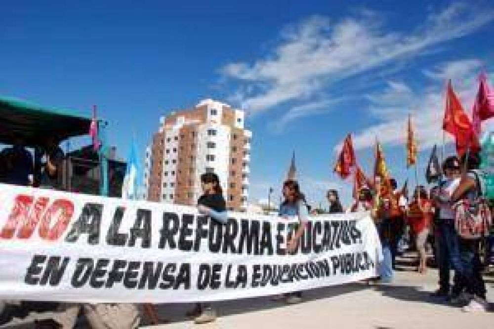 Docentes se movilizaron contra el proyecto de ley de educaci�n en Neuqu�n