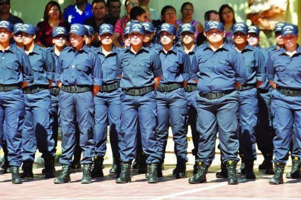 El Ministerio de Gobierno piensa en incorporar entre 300 y 500 efectivos