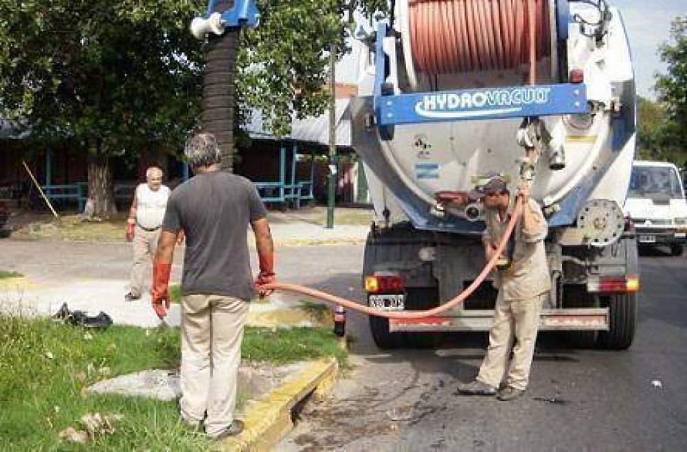 Lomas: realizan desobstrucciones de bocas de tormenta en la zona oeste