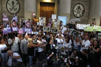 L�grimas de los familiares y quejas al Gobierno en la Plaza de Mayo