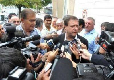 Pereyra amenaza con un paro por 100 despidos   	