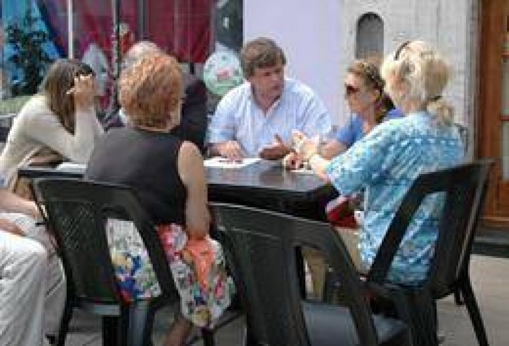 El intendente y su gabinete comenzaron a atender en la calle