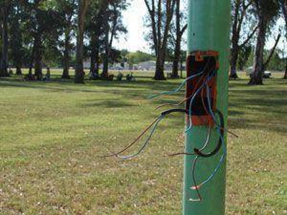 Siguen los da�os en lugares p�blicos: ahora sabotearon columnas de la Pista de la Salud.