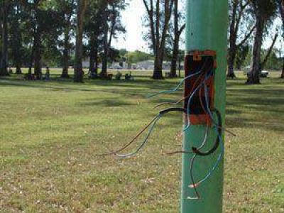 Siguen los da�os en lugares p�blicos: ahora sabotearon columnas de la Pista de la Salud.