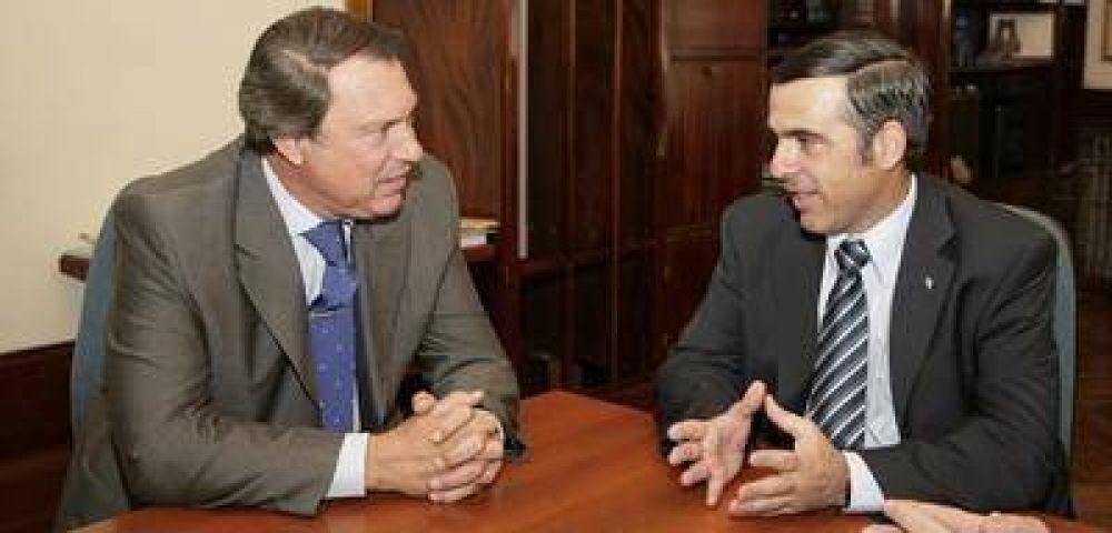Casal entreg� 150 escrituras y brind� su respaldo al intendente de Necochea