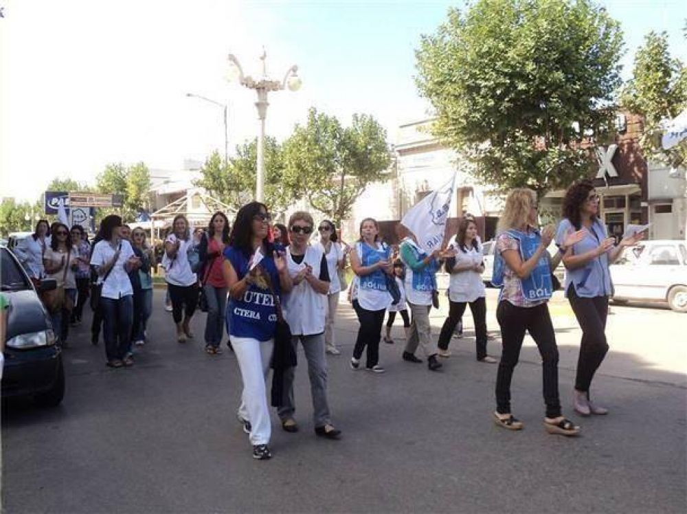 Docentes del Frente Gremial entregaron volantes explicativos en la calle