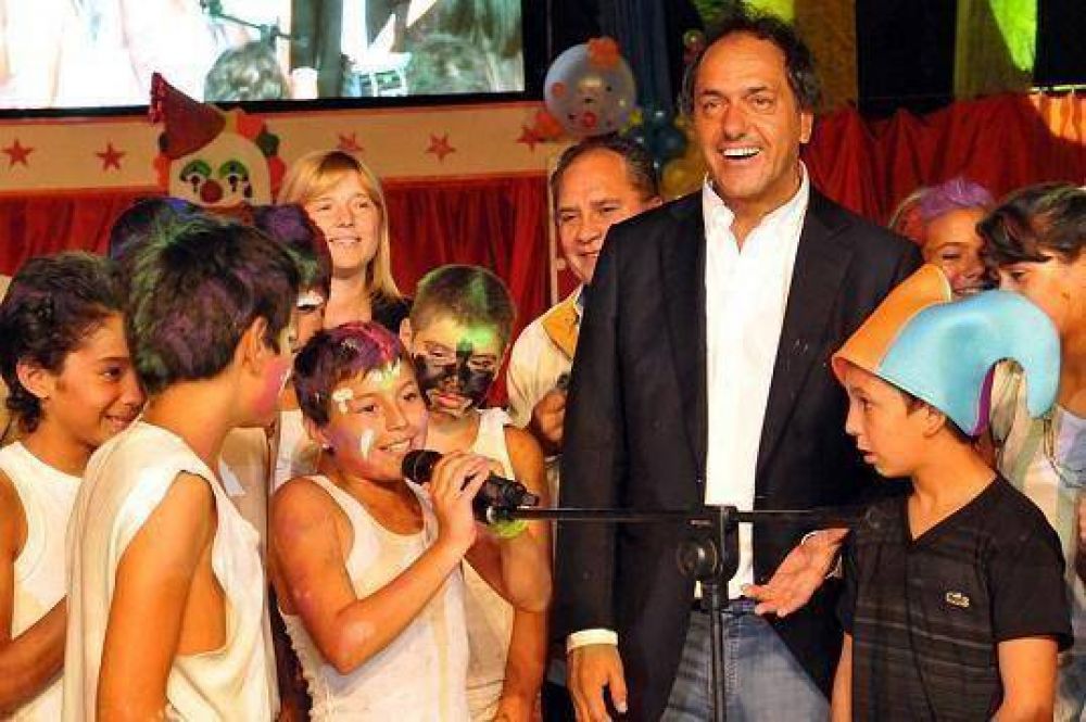 Daniel Scioli particip� del cierre de las colonias de verano en Ituzaing�
