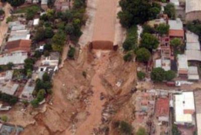 Tartagal: dos muertos, diez desaparecidos y mil evacuados.