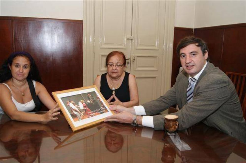 LUJ�N - EL BALLET ENCUENTRO REGRESO DE URUGUAY Y AGRADECIO AL JEFE COMUNAL LA ENTREGA DE UNA REPLICA DE LA VIRGEN DE LUJAN